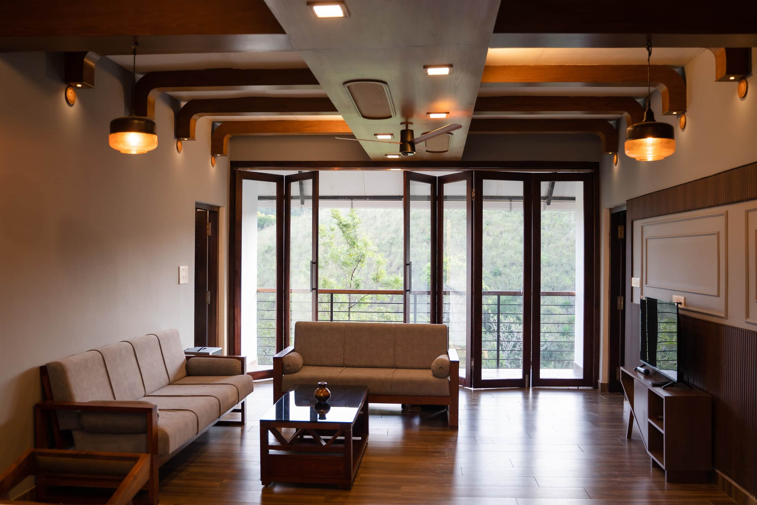 Sierra Trails: Modern 5BHK, hill-view, bfast incl 9