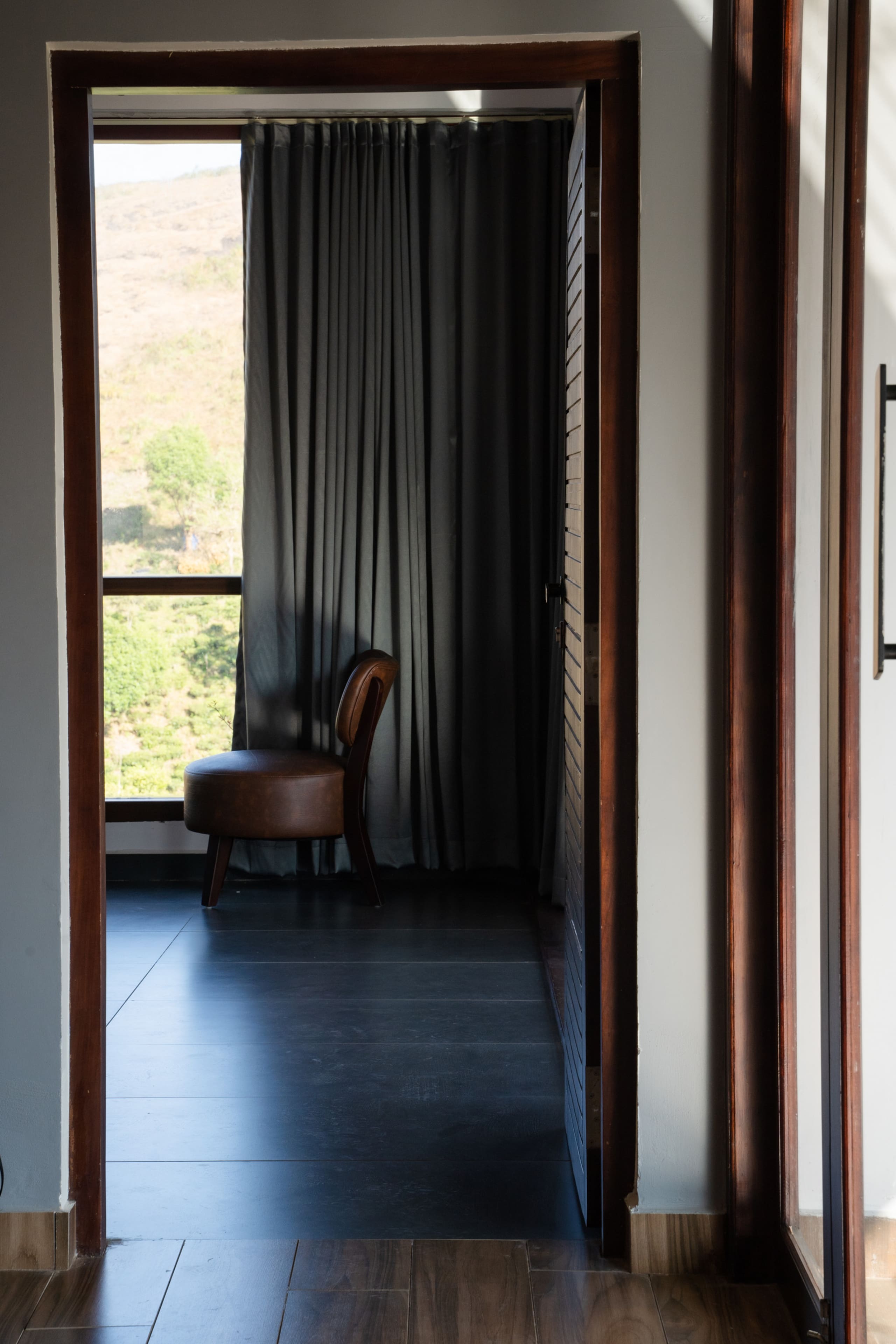 Sierra Trails: Modern 5BHK, hill-view, bfast incl 32