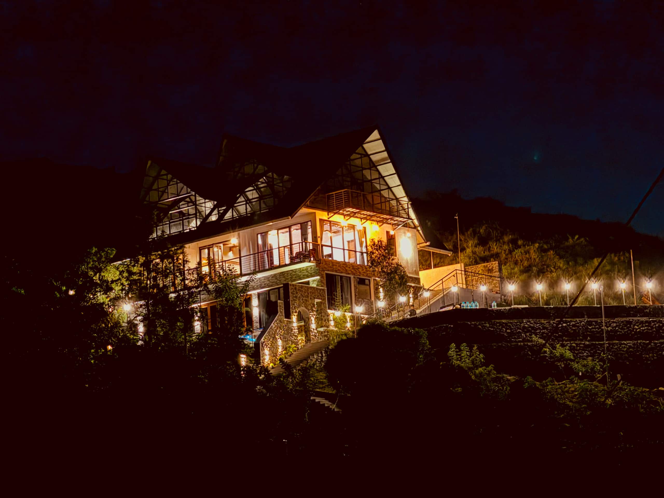 Sierra Trails: Modern 5BHK, hill-view, bfast incl 3