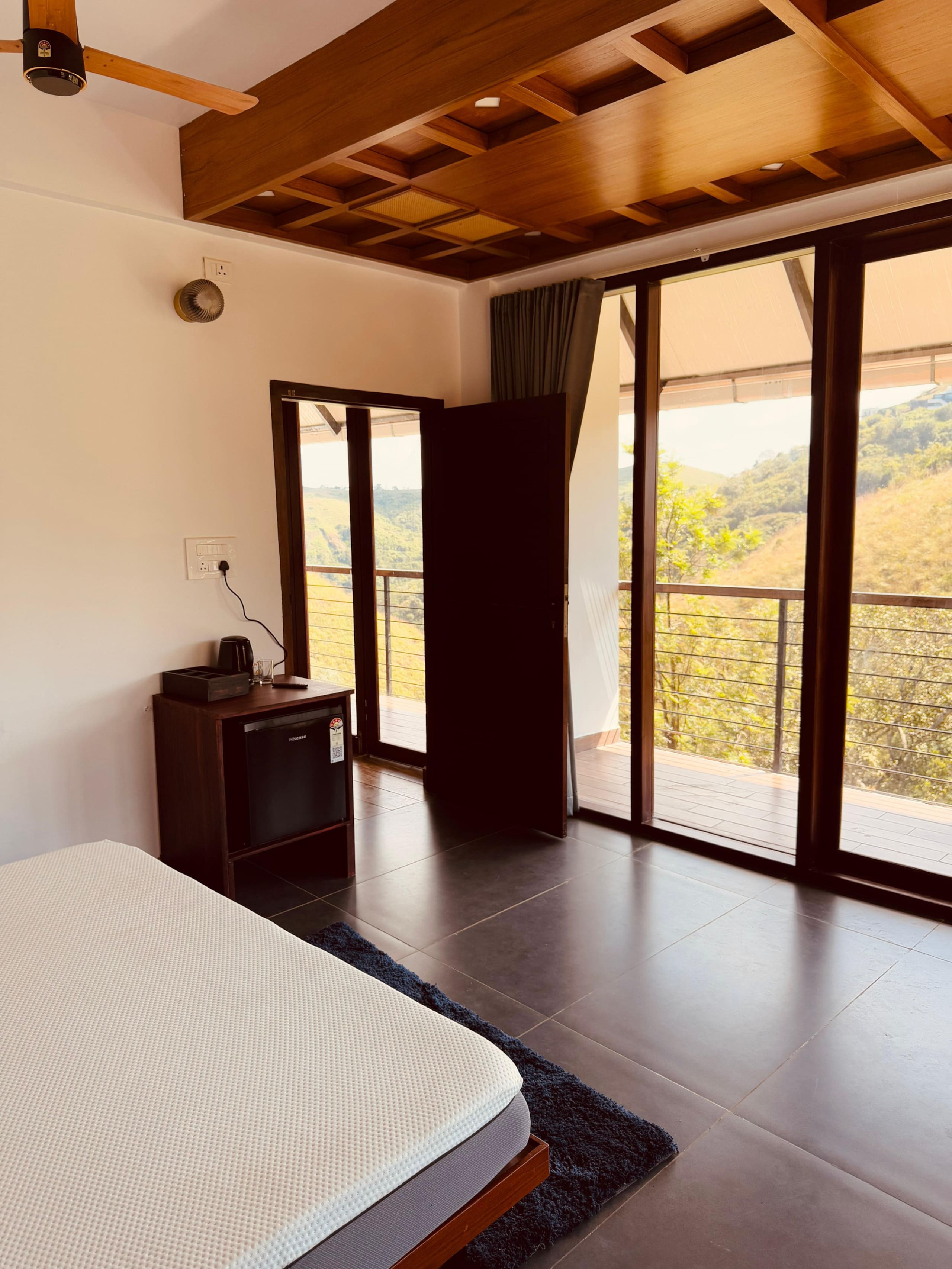 Sierra Trails: Modern 5BHK, hill-view, bfast incl 37