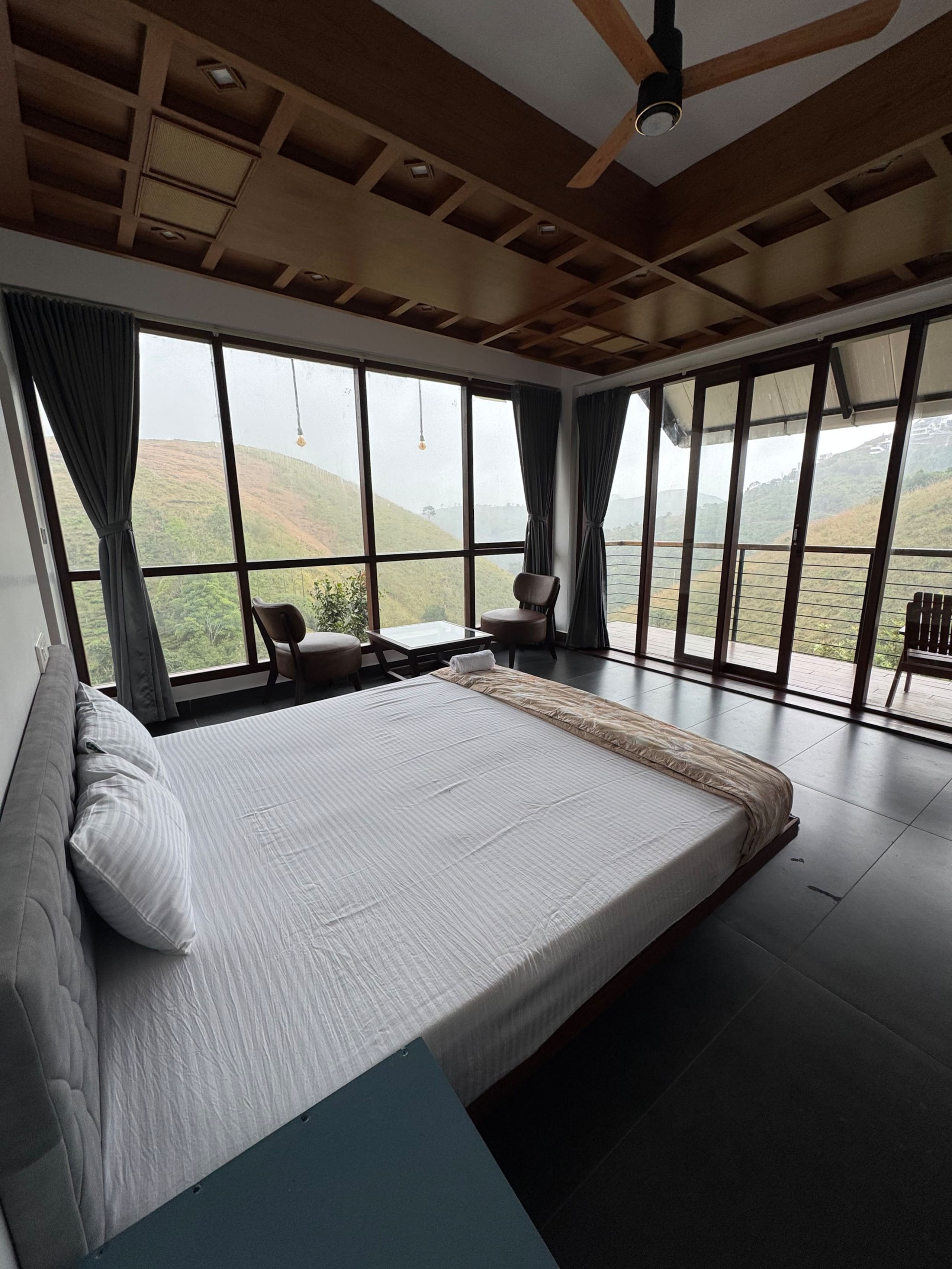 Sierra Trails: Modern 5BHK, hill-view, bfast incl 26