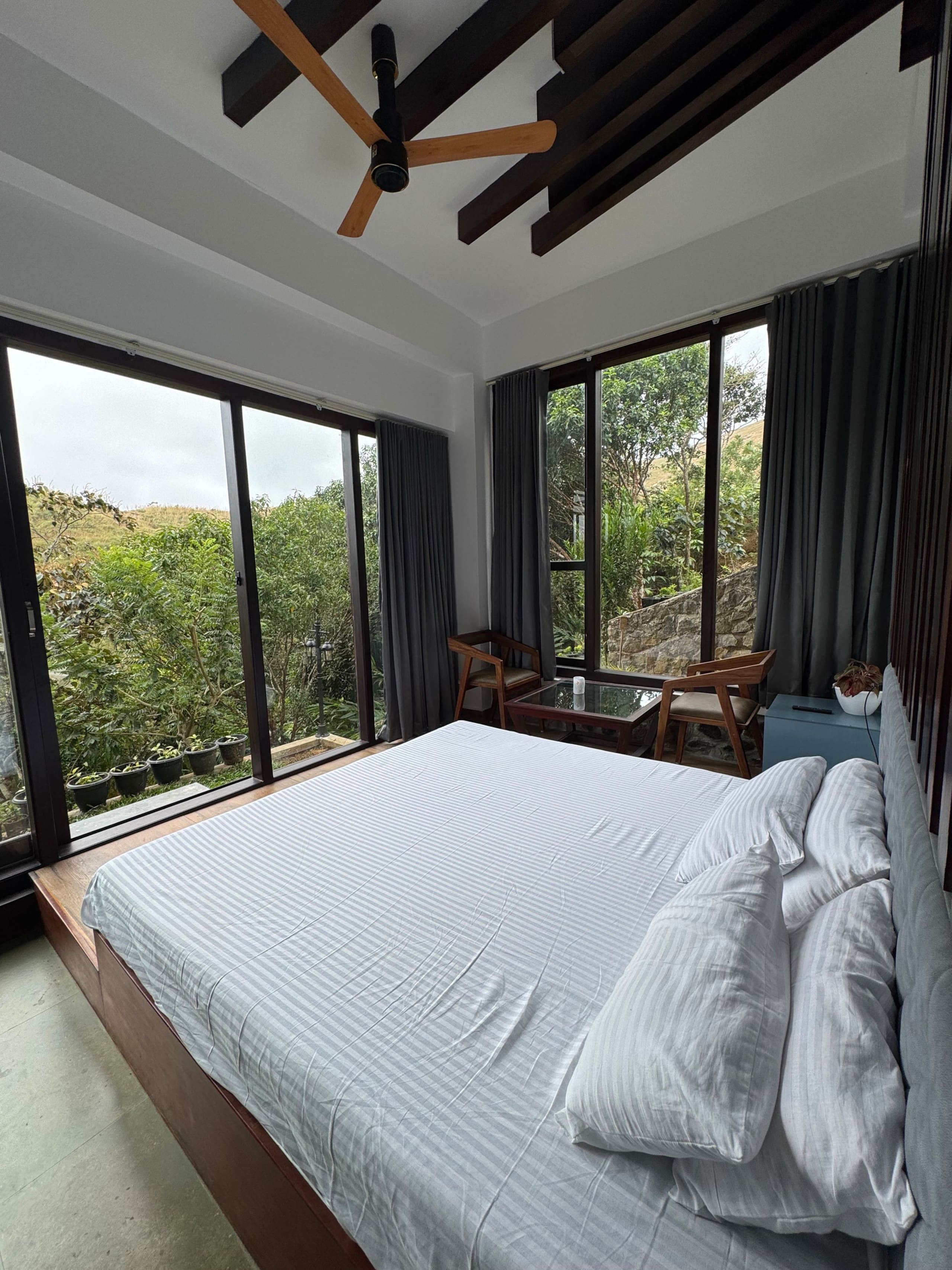 Sierra Trails: Modern 5BHK, hill-view, bfast incl 7