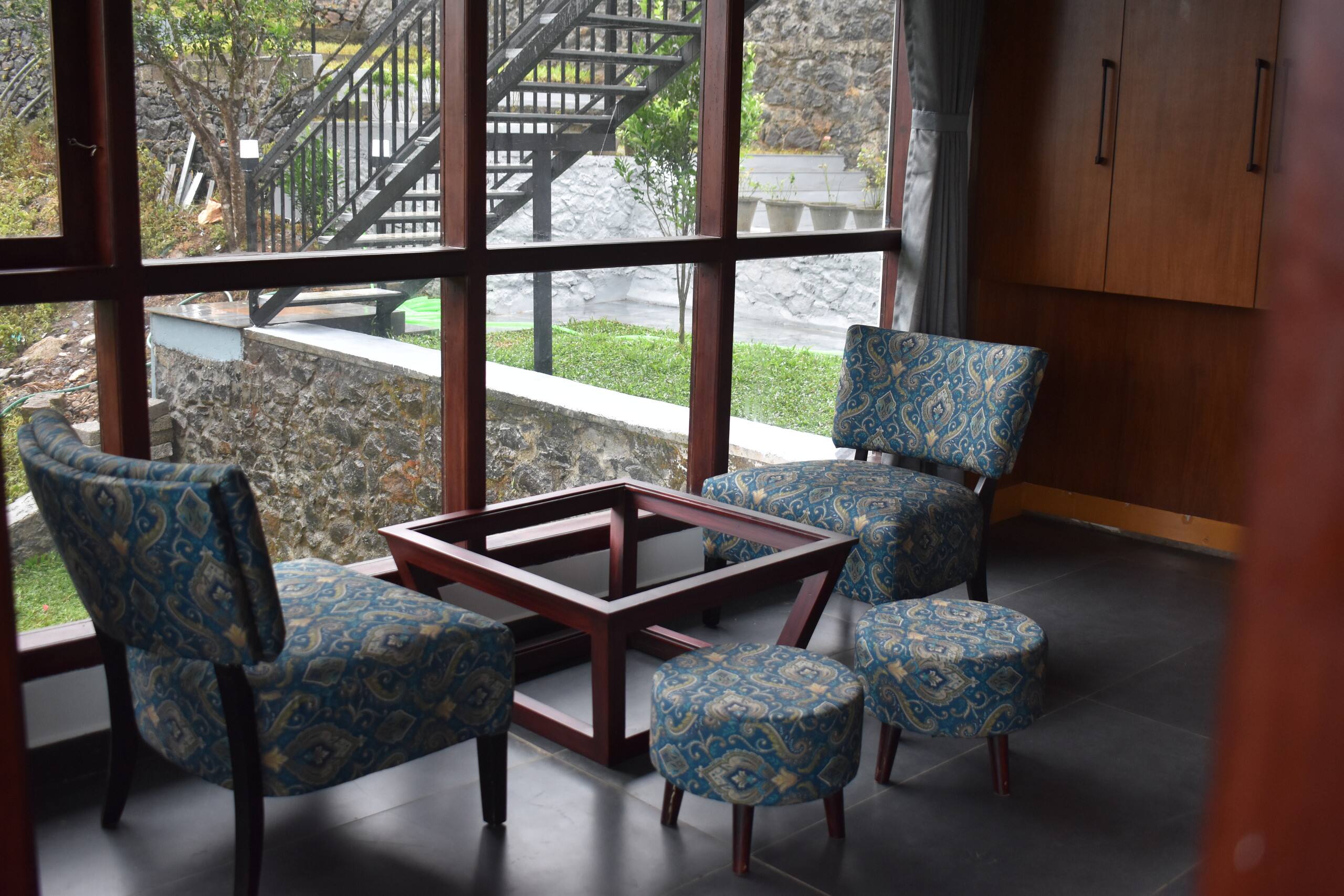 Sierra Trails: Modern 5BHK, hill-view, bfast incl 8