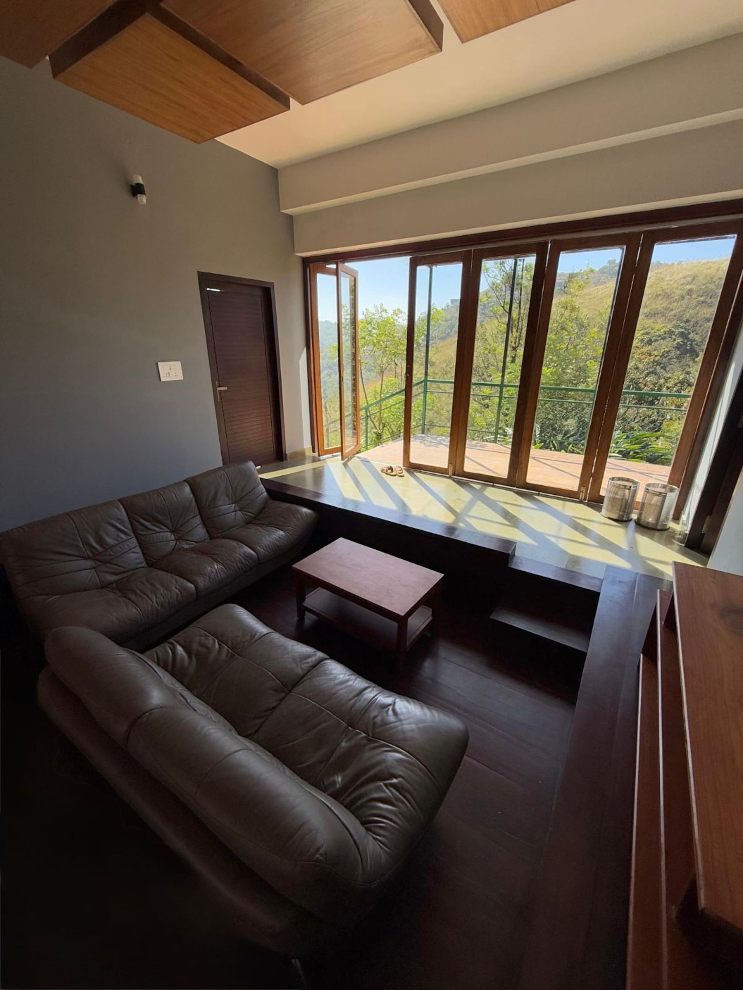 Sierra Trails: Modern 5BHK, hill-view, bfast incl 24