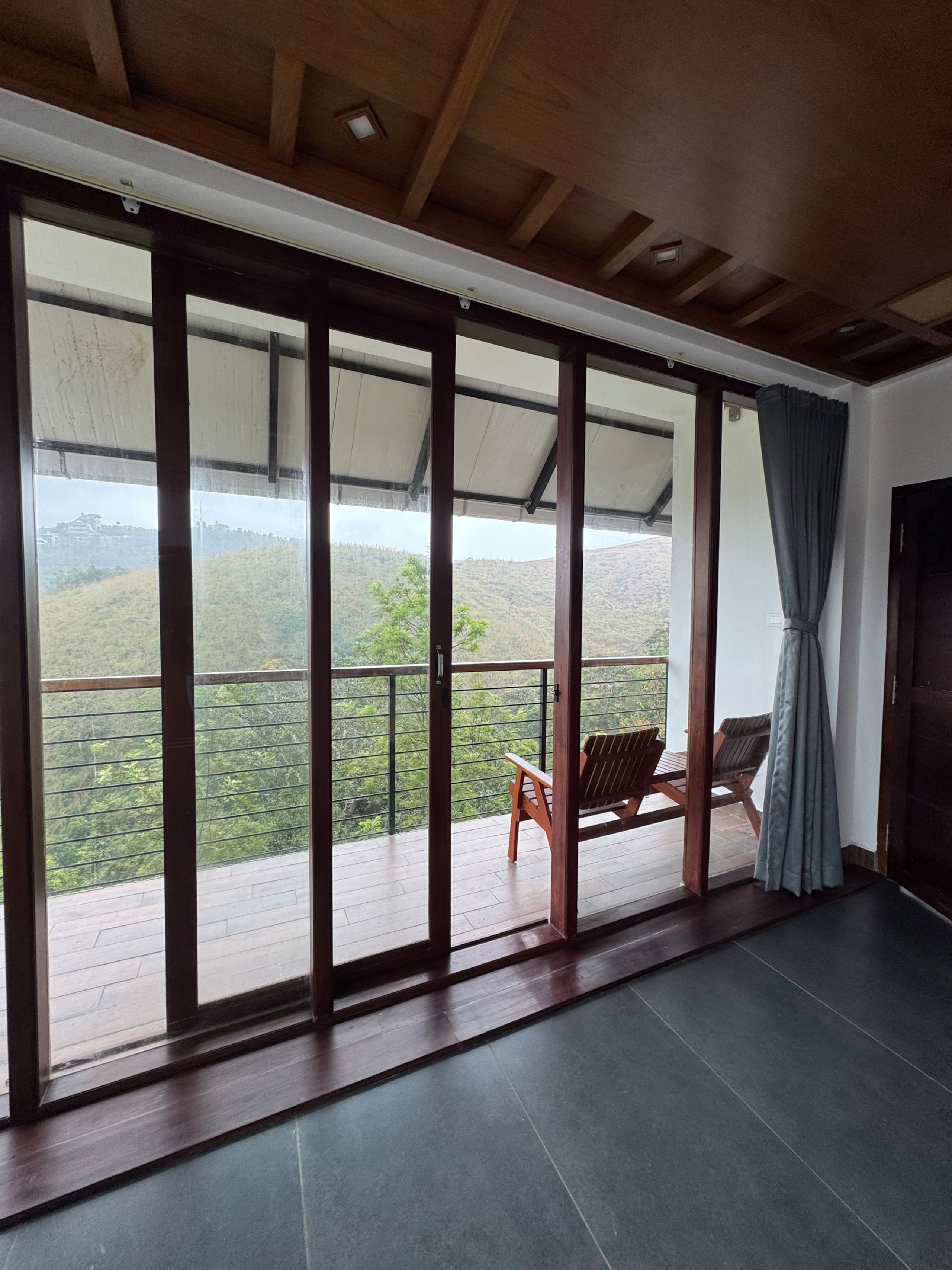 Sierra Trails: Modern 5BHK, hill-view, bfast incl 27