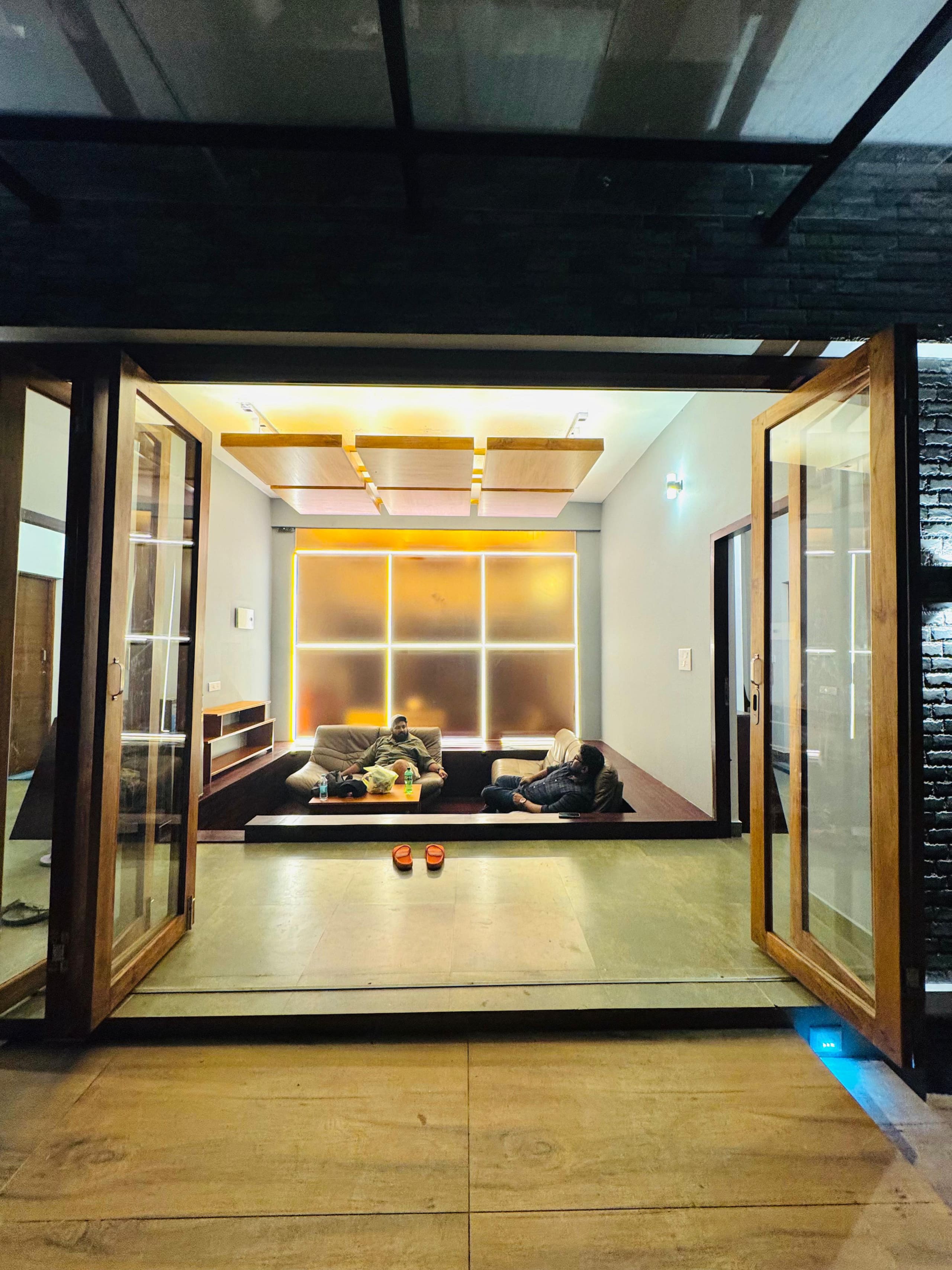 Sierra Trails: Modern 5BHK, hill-view, bfast incl 20