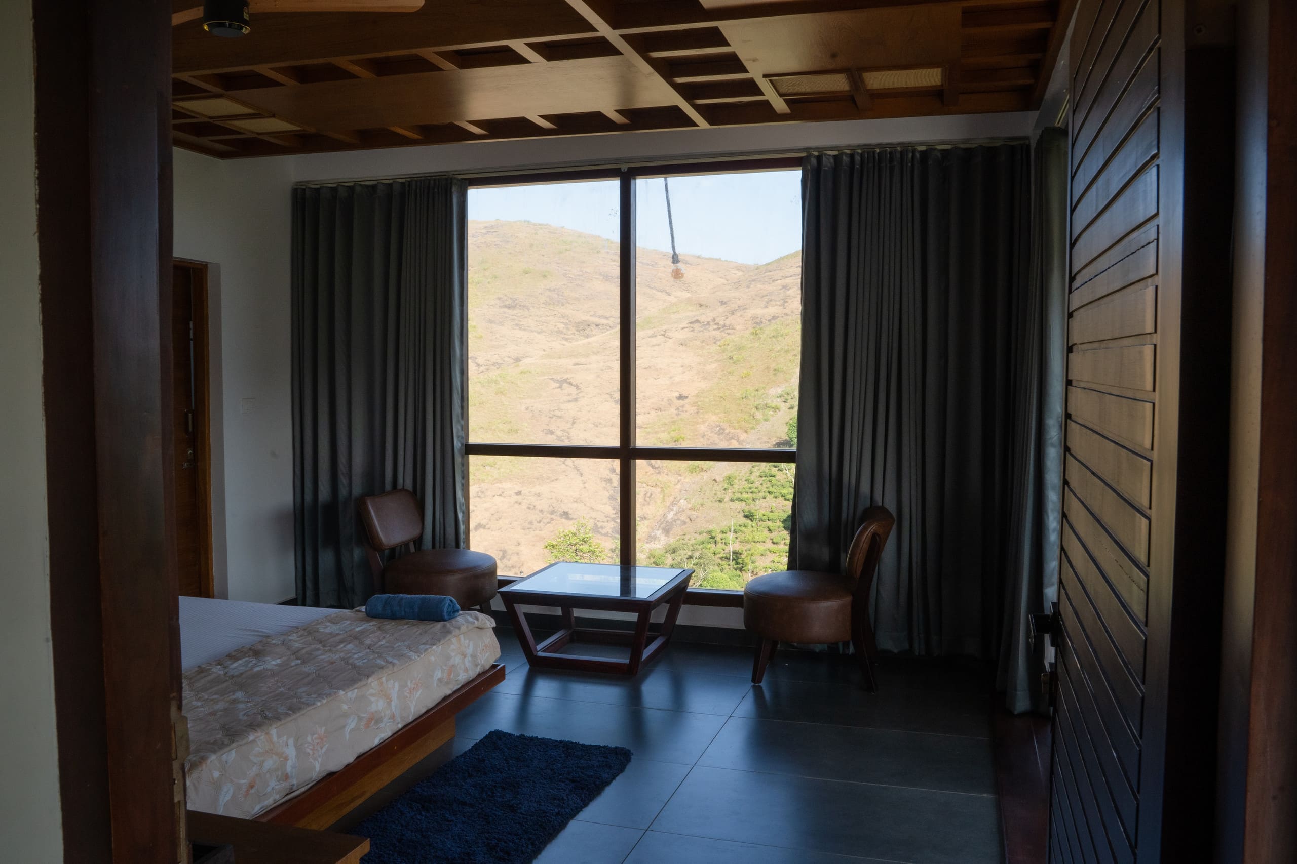 Sierra Trails: Modern 5BHK, hill-view, bfast incl 34