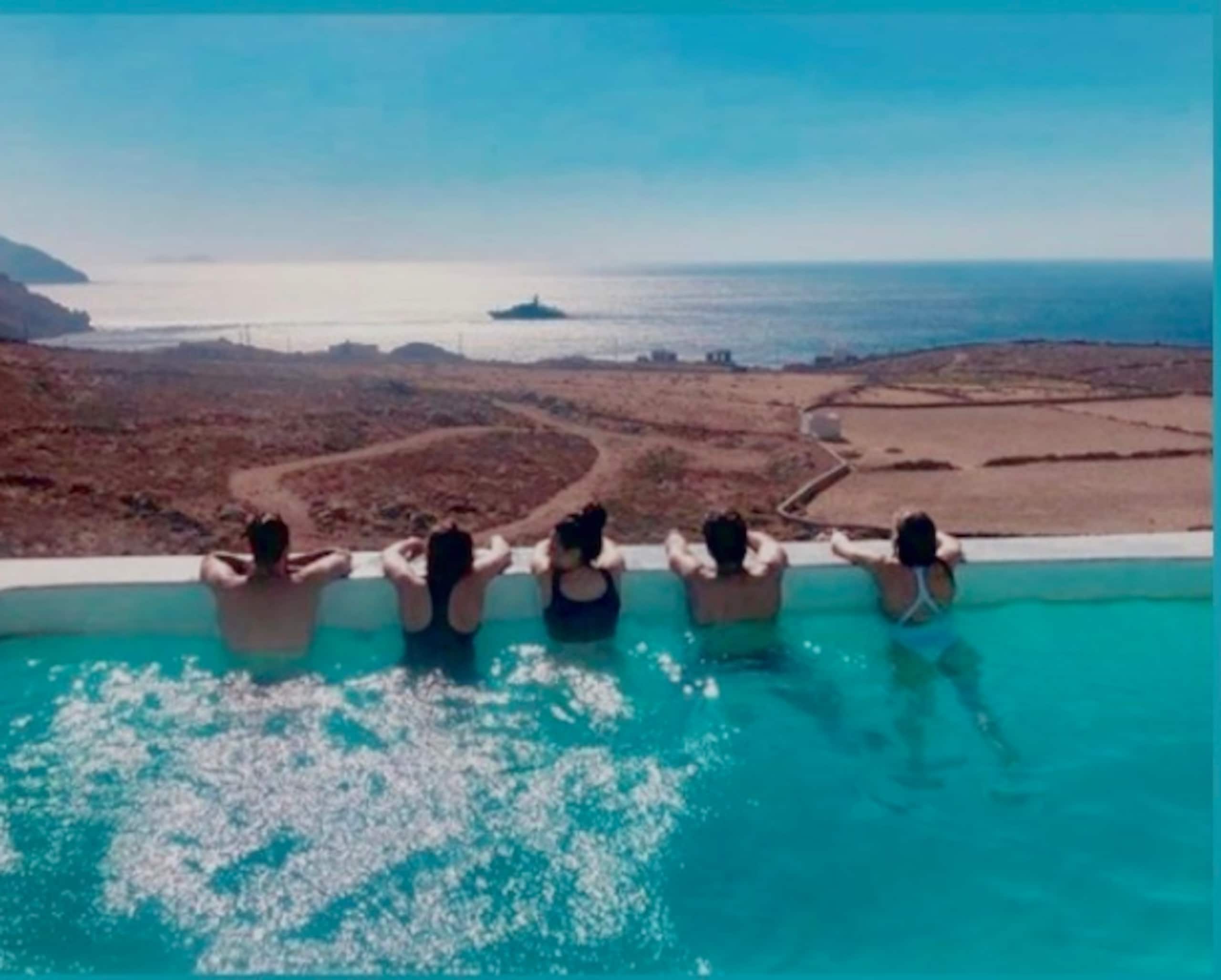 Magdaline Room - Pool, Views, Memories at Paradise 24