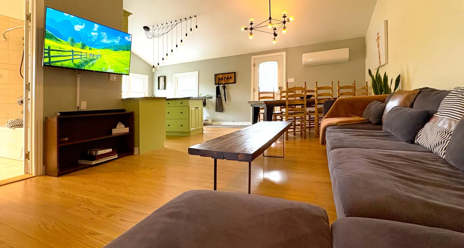 The Neighbourhood: Expansive loft | free parking