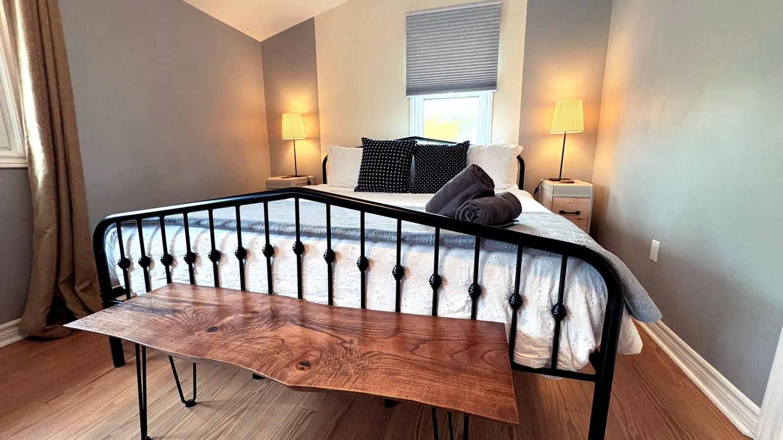 The Neighbourhood: Expansive loft free parking 2