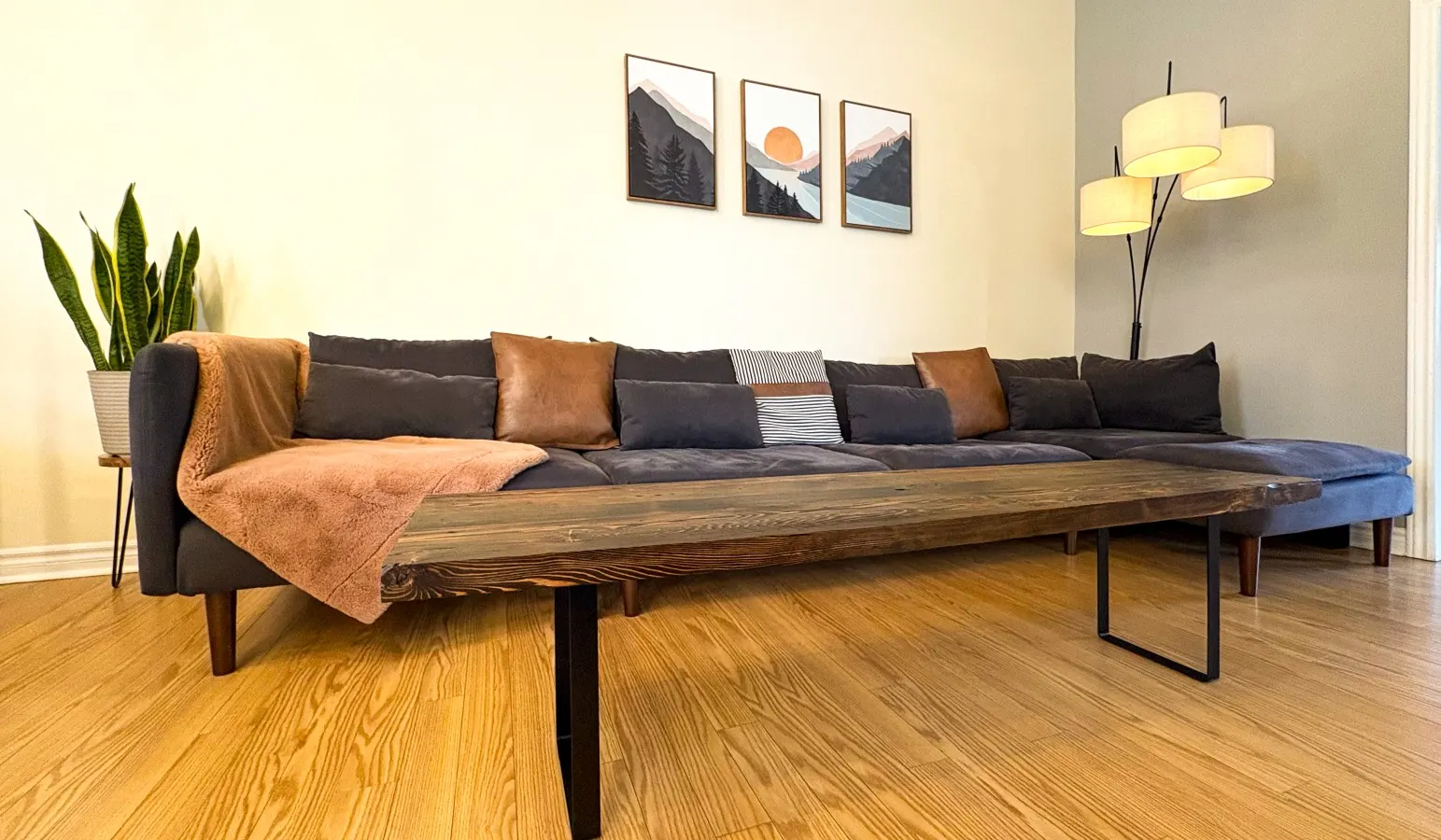 The Neighbourhood: Expansive loft free parking 4