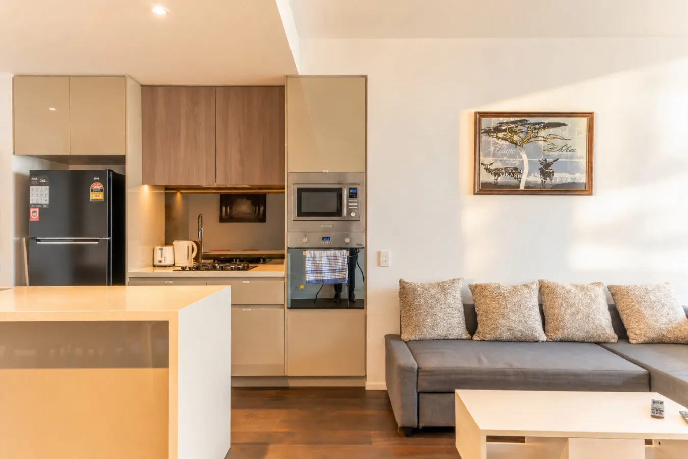 Mascot 2BR/2BA | Station, Shops + Free Parking