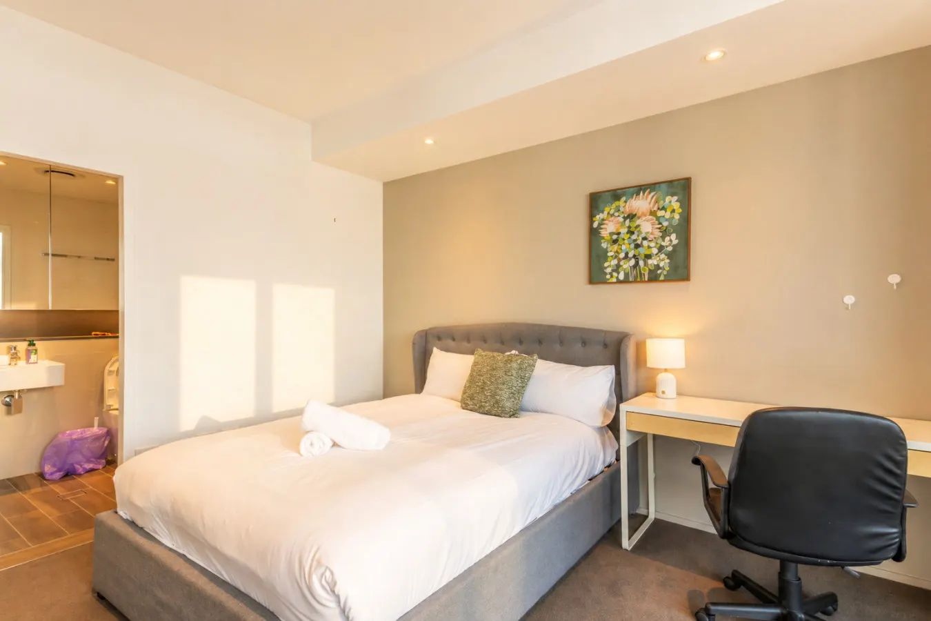 Mascot 2BR/2BA | Station, Shops + Free Parking — photo 2
