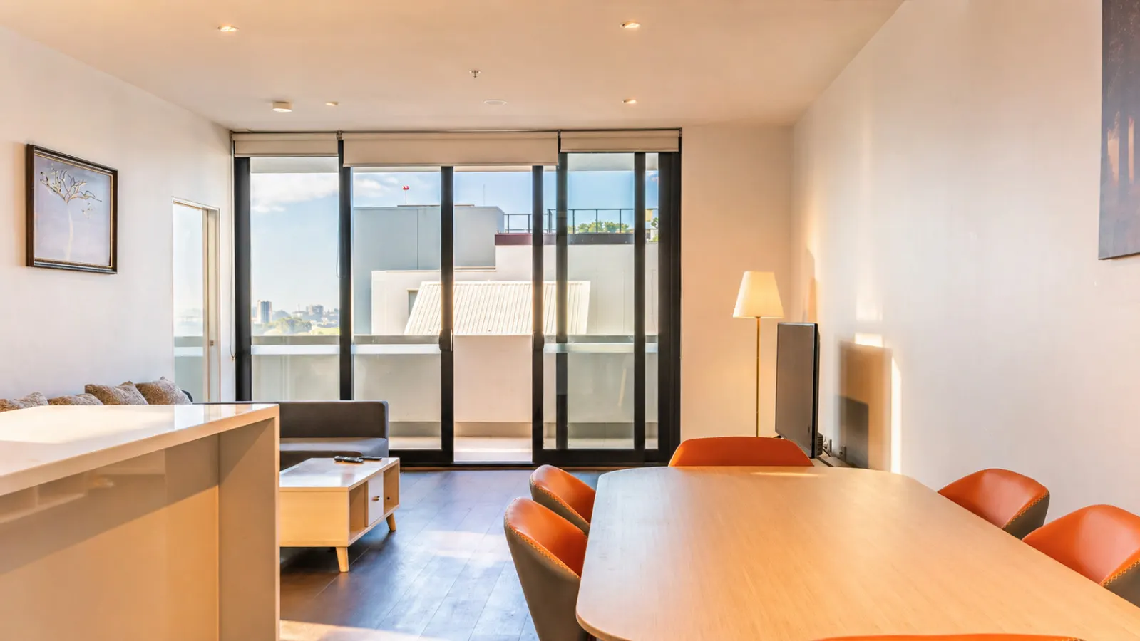 Mascot 2BR/2BA | Station, Shops + Free Parking — photo 3