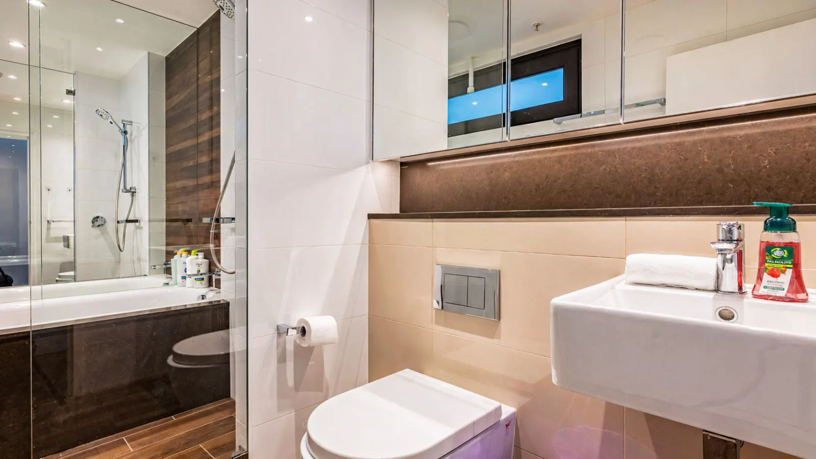 Mascot 2BR/2BA Station, Shops + Free Parking 7