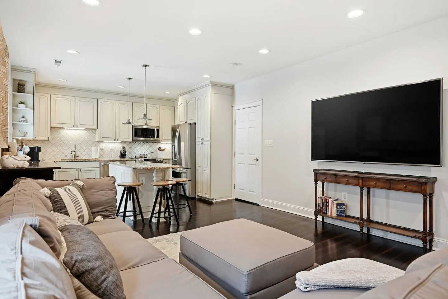Renovated 3B/3B Home Downtown Private Fire Pit 9