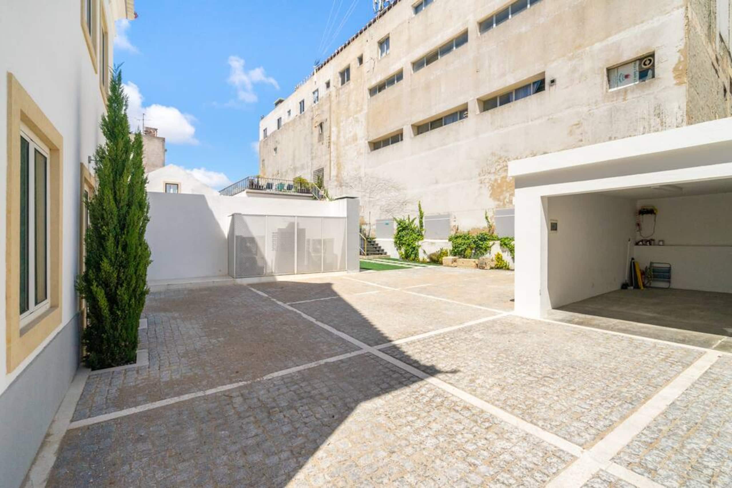 Chalet Estoril - Middle Floor 3