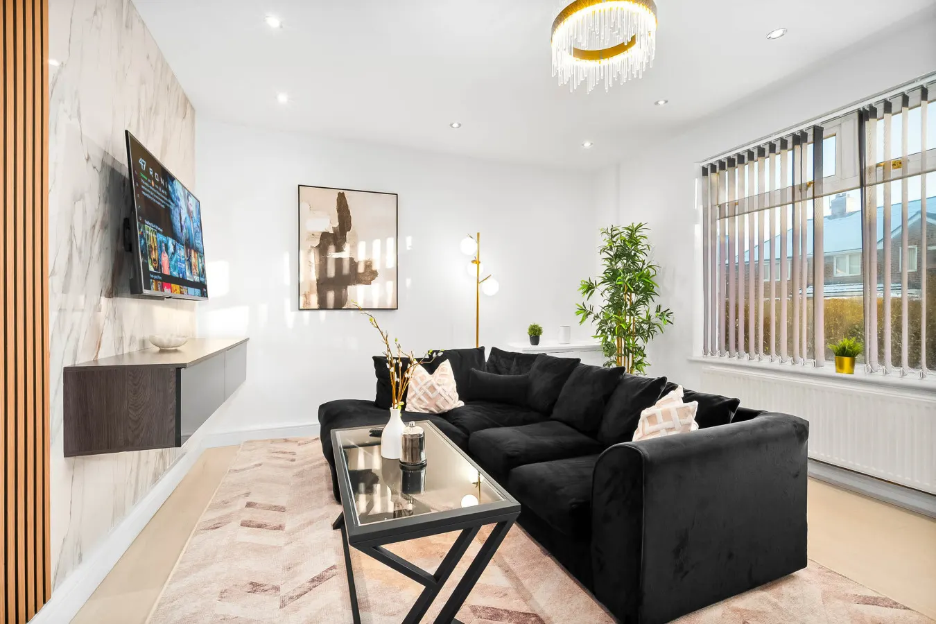 Stylish Three Bedroom House - Sleeps 6 - Garden - Parking