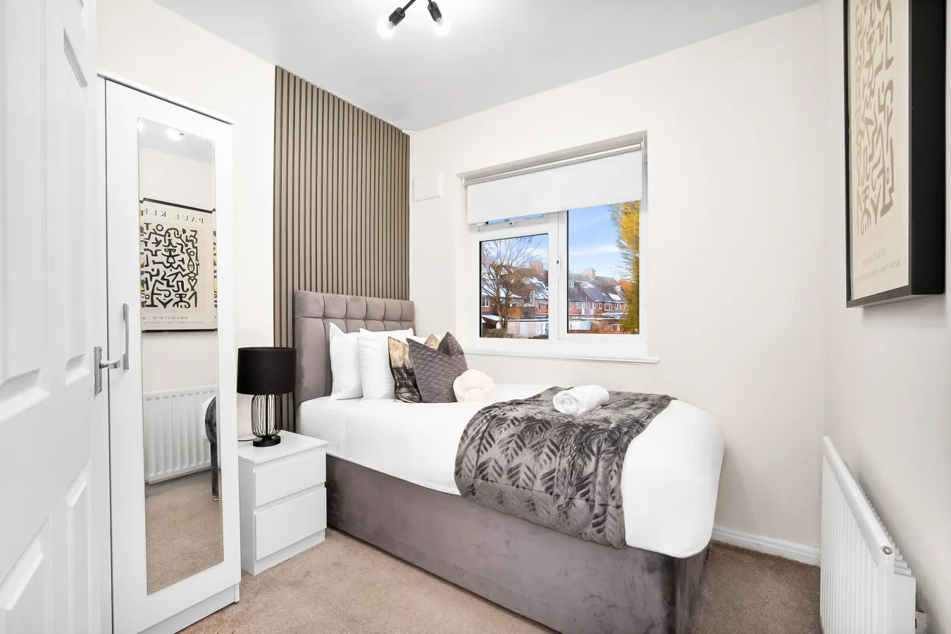Stylish Three Bedroom House - Sleeps 6 - Garden - Parking 9