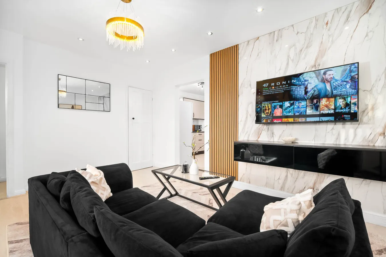 Stylish Three Bedroom House - Sleeps 6 - Garden - Parking 10