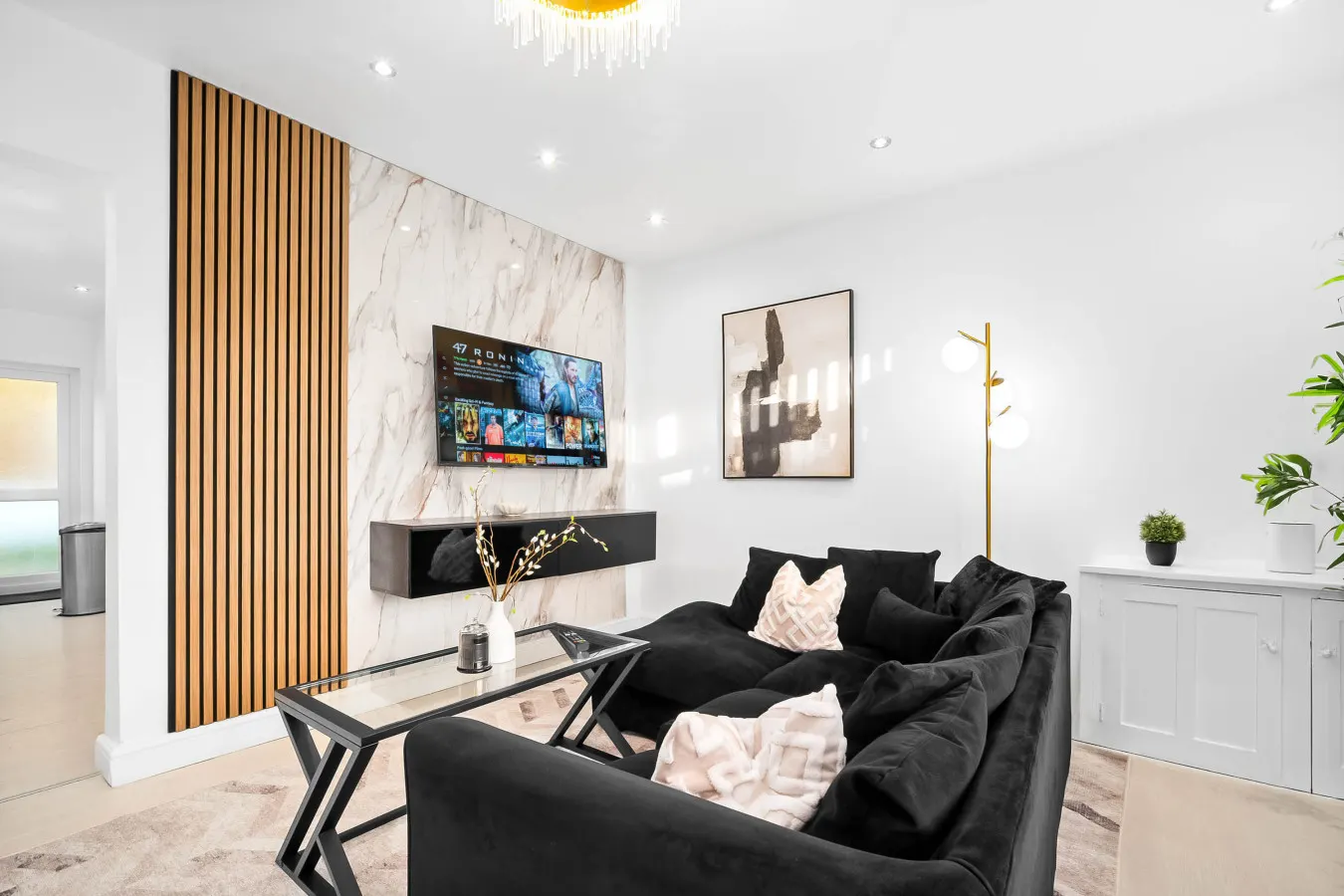 Stylish Three Bedroom House - Sleeps 6 - Garden - Parking 12