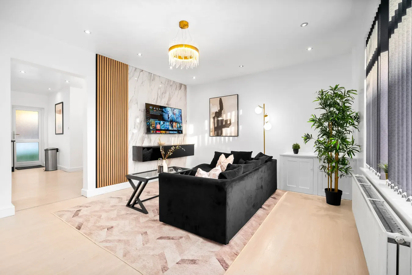 Stylish Three Bedroom House - Sleeps 6 - Garden - Parking 13