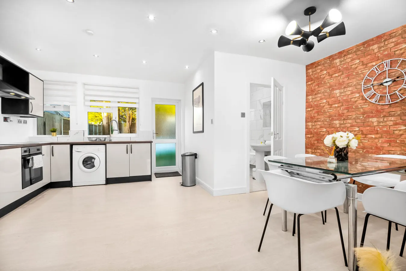 Stylish Three Bedroom House - Sleeps 6 - Garden - Parking 15
