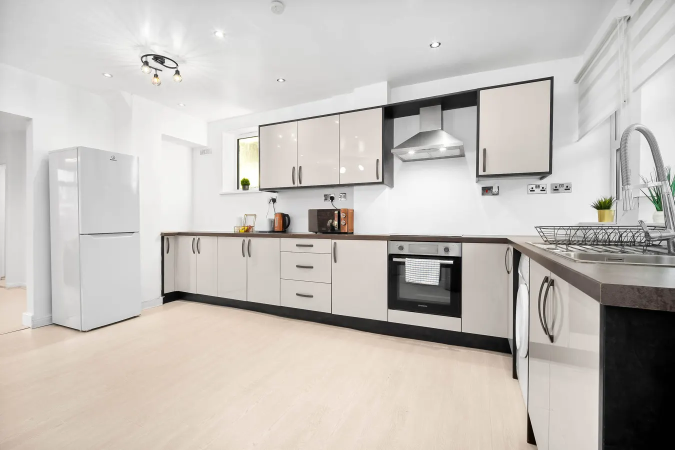 Stylish Three Bedroom House - Sleeps 6 - Garden - Parking 16