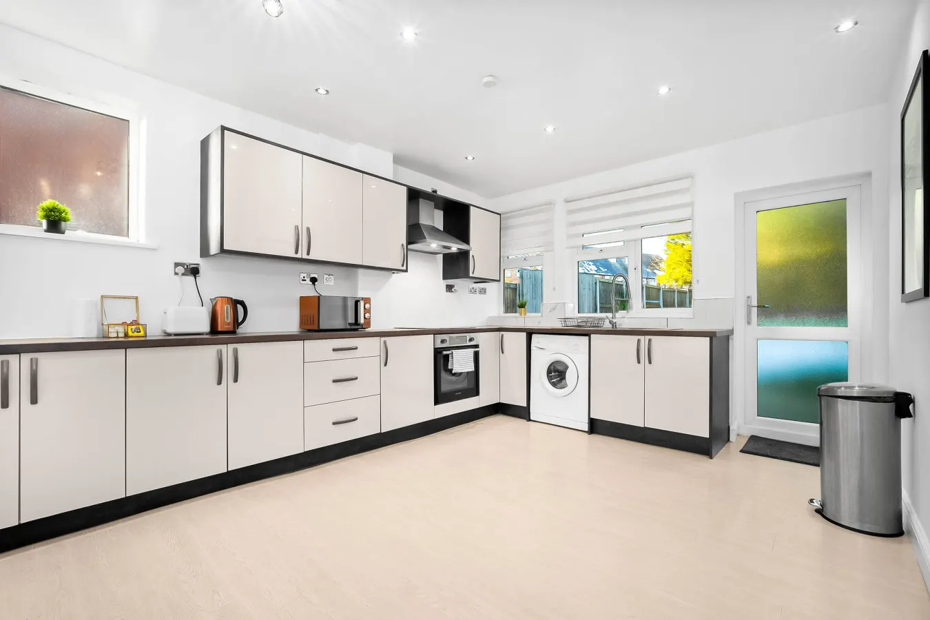 Stylish Three Bedroom House - Sleeps 6 - Garden - Parking — photo 3