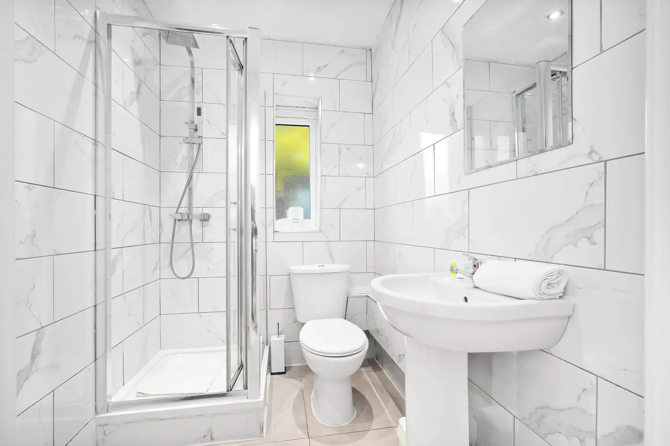 Stylish Three Bedroom House - Sleeps 6 - Garden - Parking — photo 5