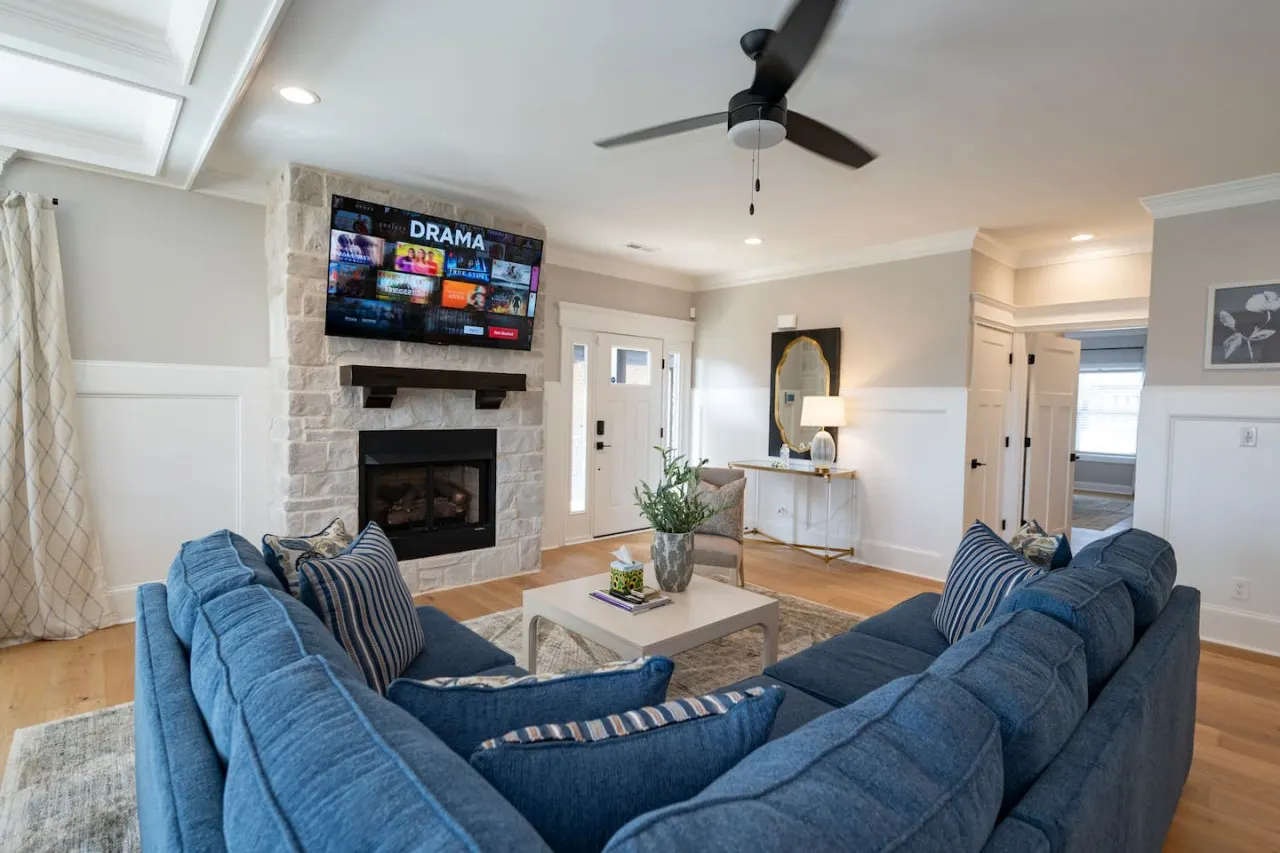 Modern 4BR Oasis - Main Level Master + 2 King Beds 7