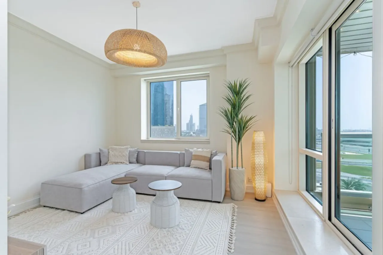 2BR Dubai Marina Apt | Walk to Metro, Pool & Gym