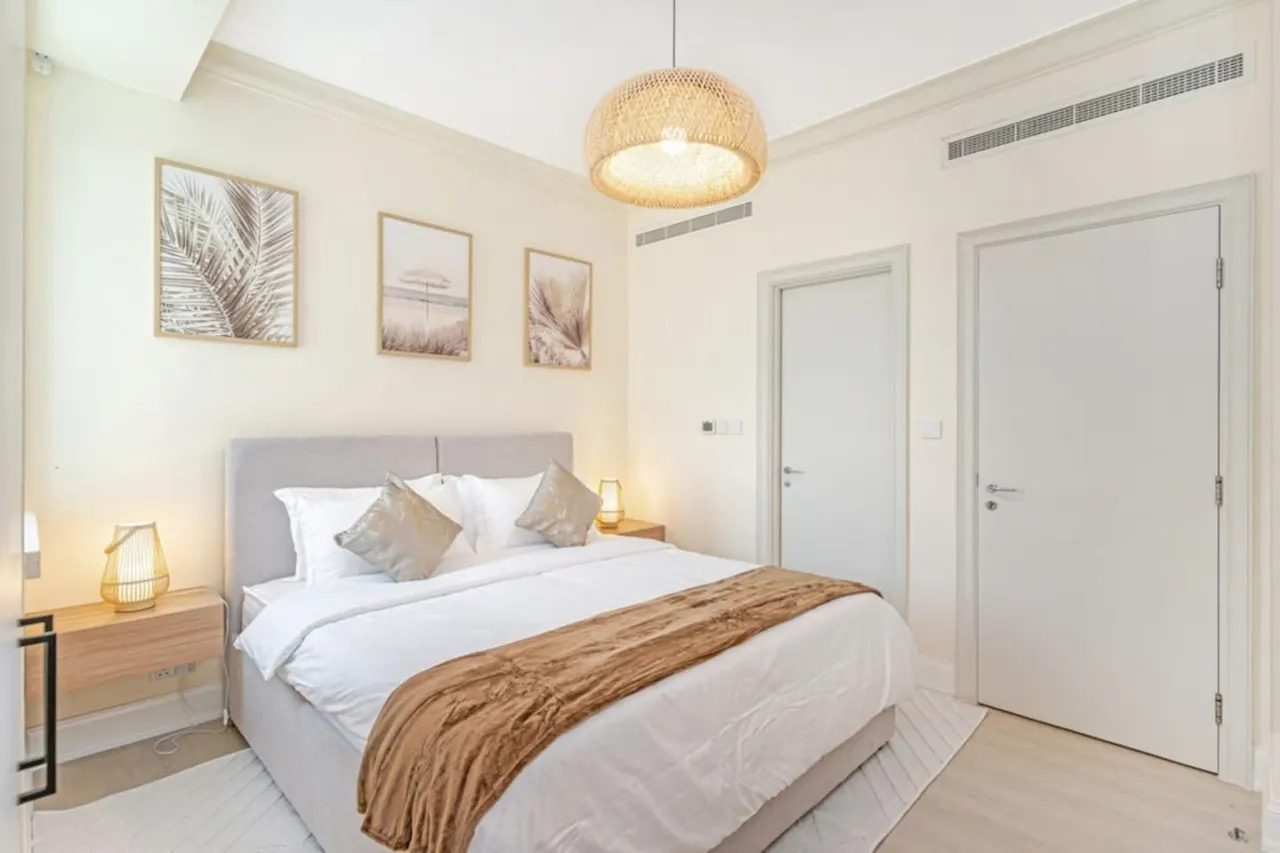 2BR Dubai Marina Apt Walk to Metro, Pool & Gym 2