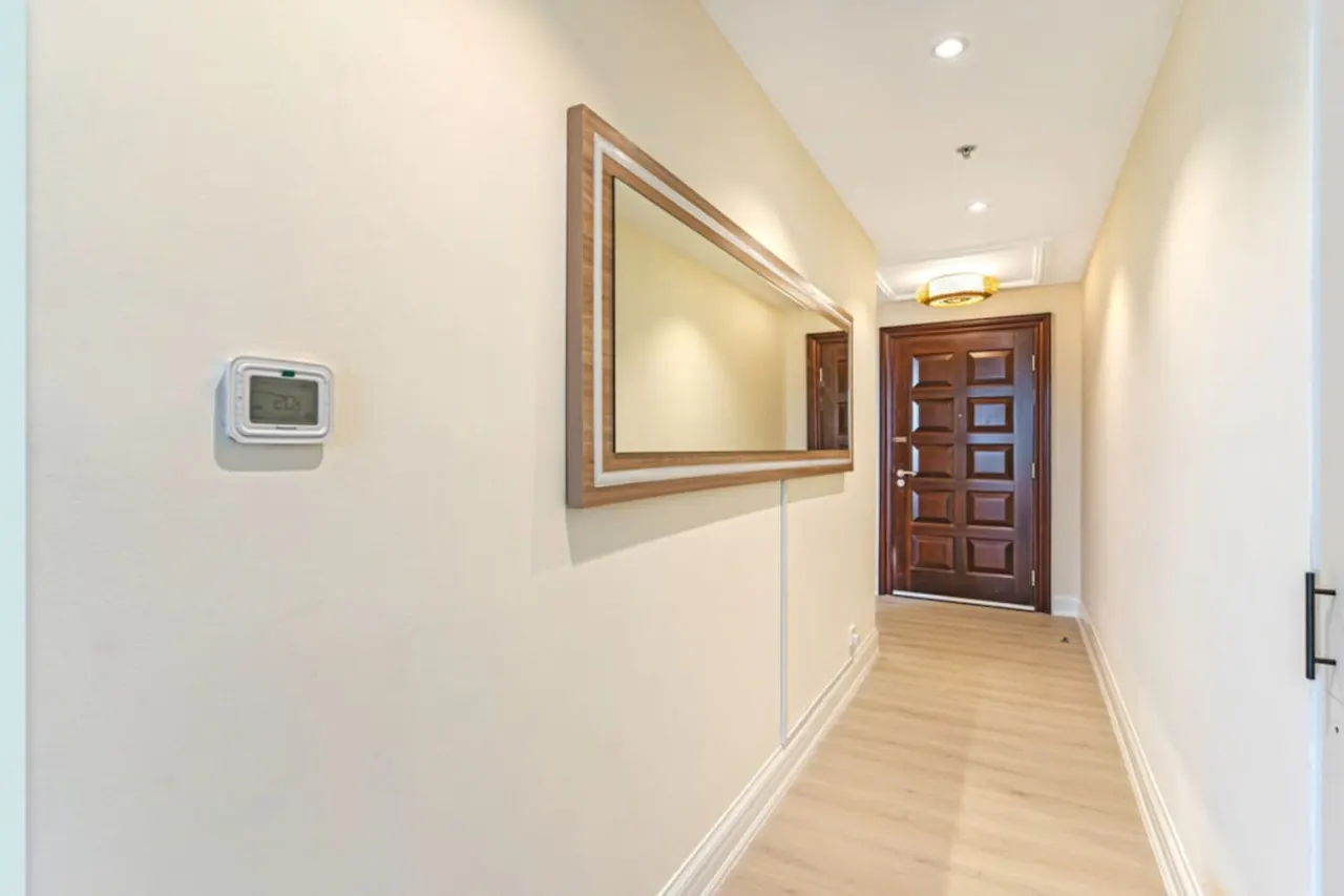 2BR Dubai Marina Apt Walk to Metro, Pool & Gym 9