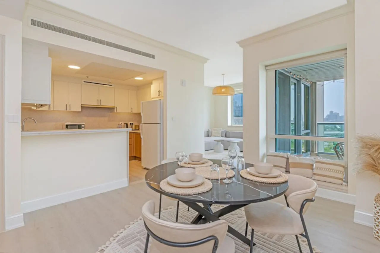 2BR Dubai Marina Apt Walk to Metro, Pool & Gym 11