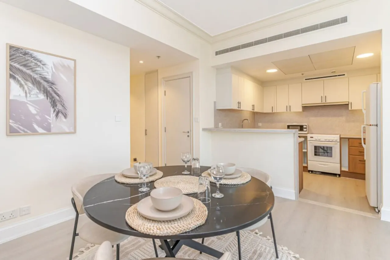 2BR Dubai Marina Apt Walk to Metro, Pool & Gym 12