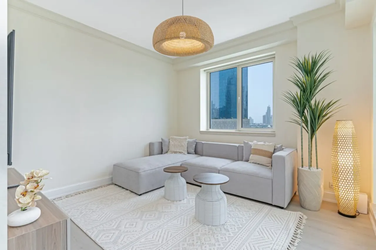 2BR Dubai Marina Apt Walk to Metro, Pool & Gym 13