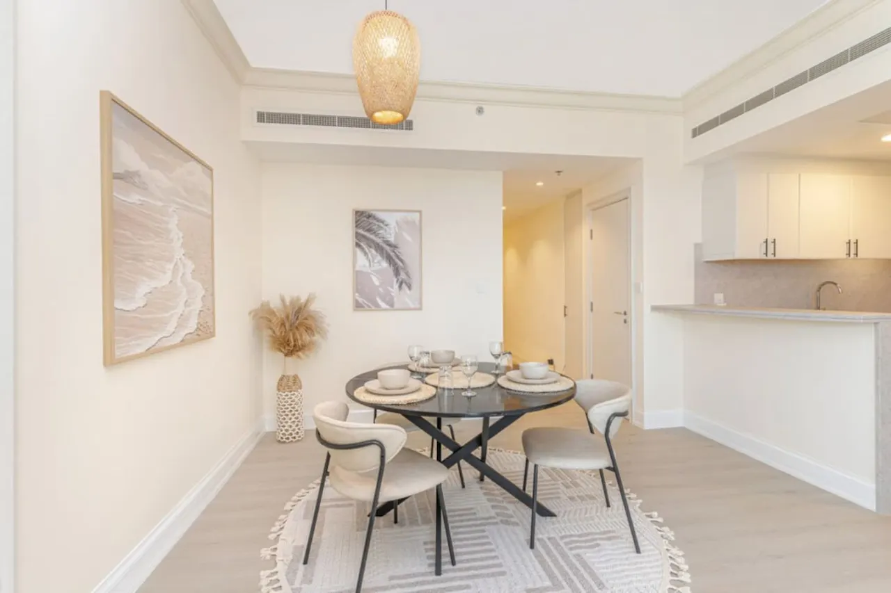 2BR Dubai Marina Apt Walk to Metro, Pool & Gym 14