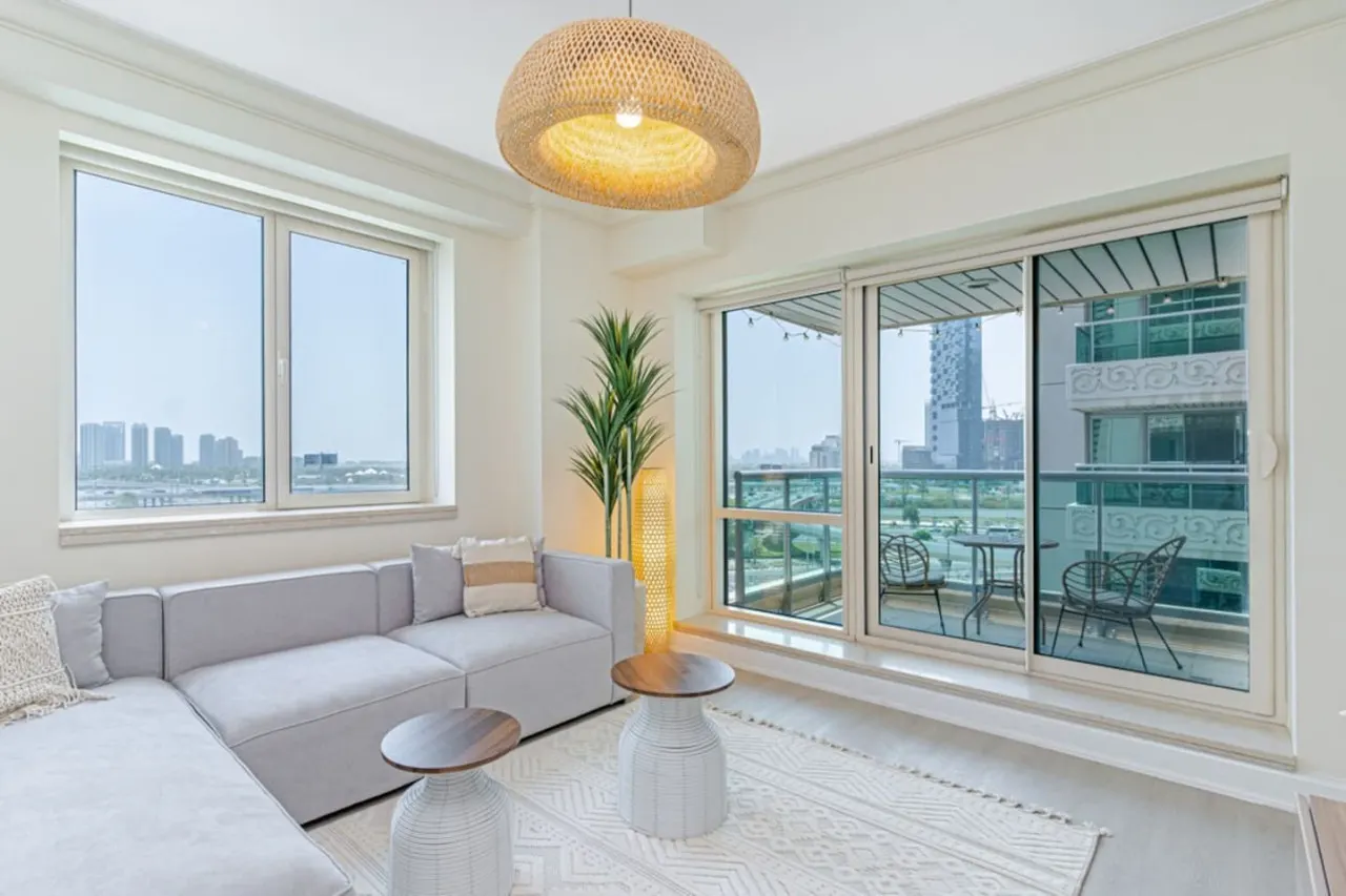 2BR Dubai Marina Apt Walk to Metro, Pool & Gym 15