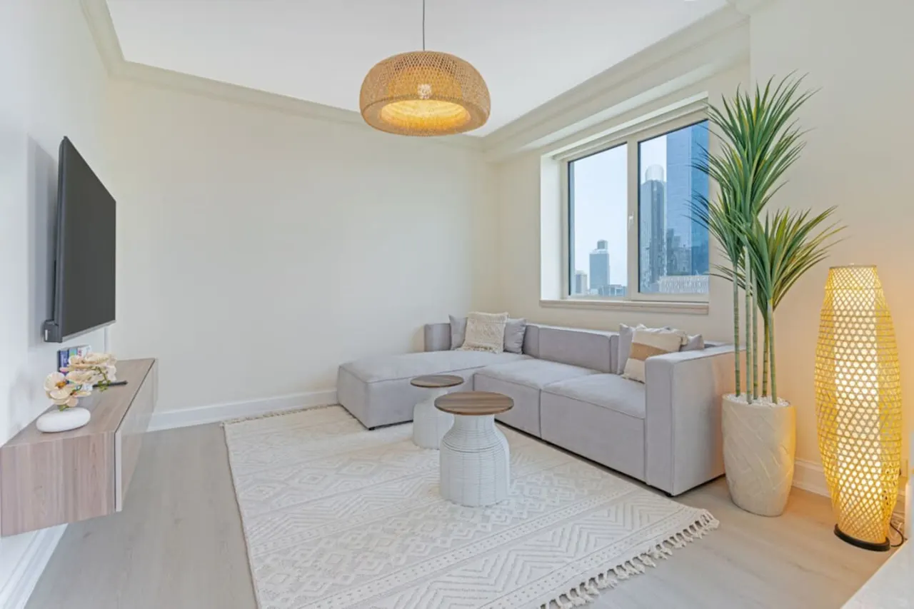 2BR Dubai Marina Apt Walk to Metro, Pool & Gym 16