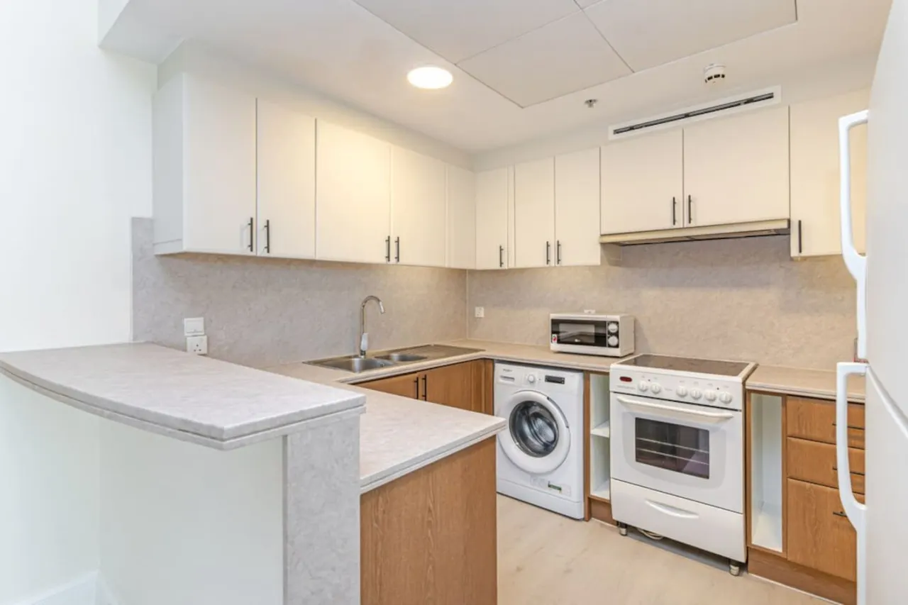 2BR Dubai Marina Apt Walk to Metro, Pool & Gym 18