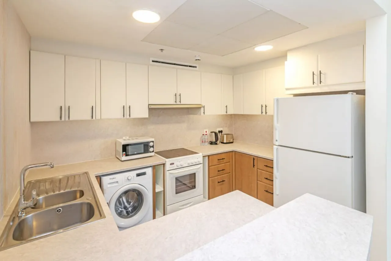 2BR Dubai Marina Apt Walk to Metro, Pool & Gym 20