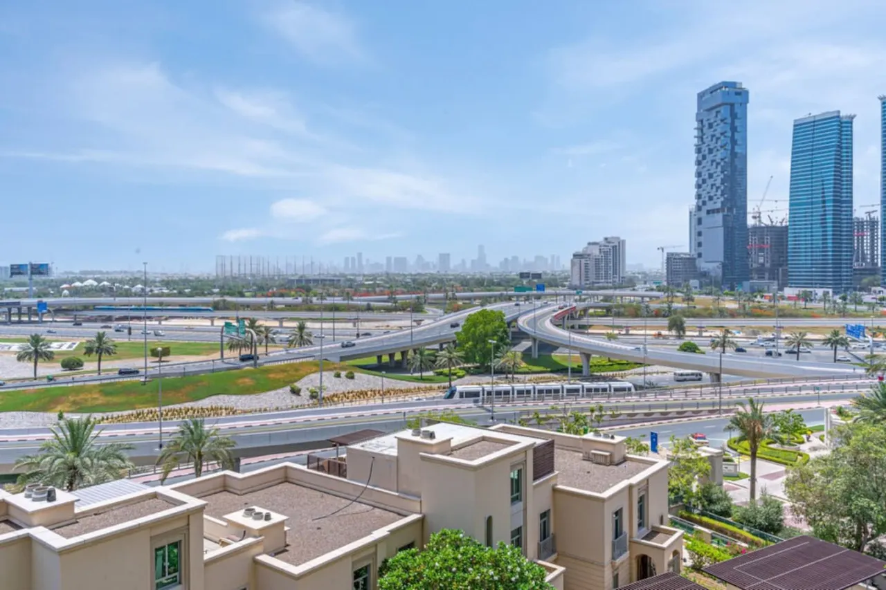 2BR Dubai Marina Apt Walk to Metro, Pool & Gym 5