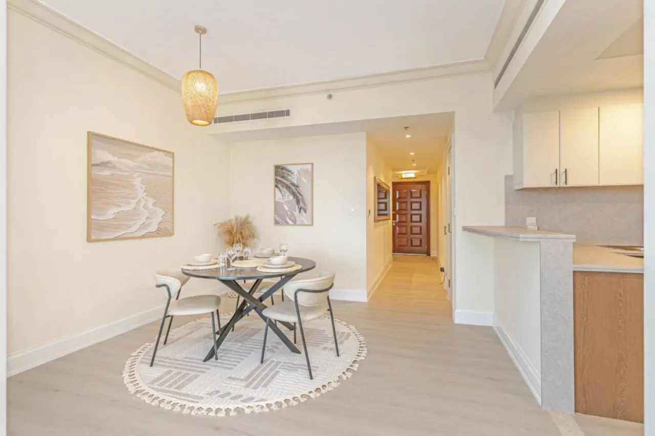 2BR Dubai Marina Apt Walk to Metro, Pool & Gym 7