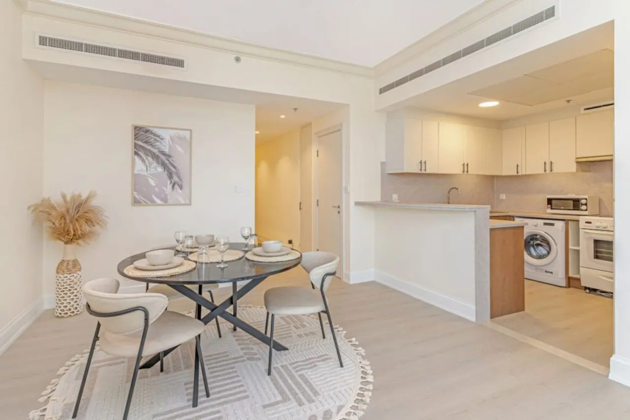 2BR Dubai Marina Apt Walk to Metro, Pool & Gym 8