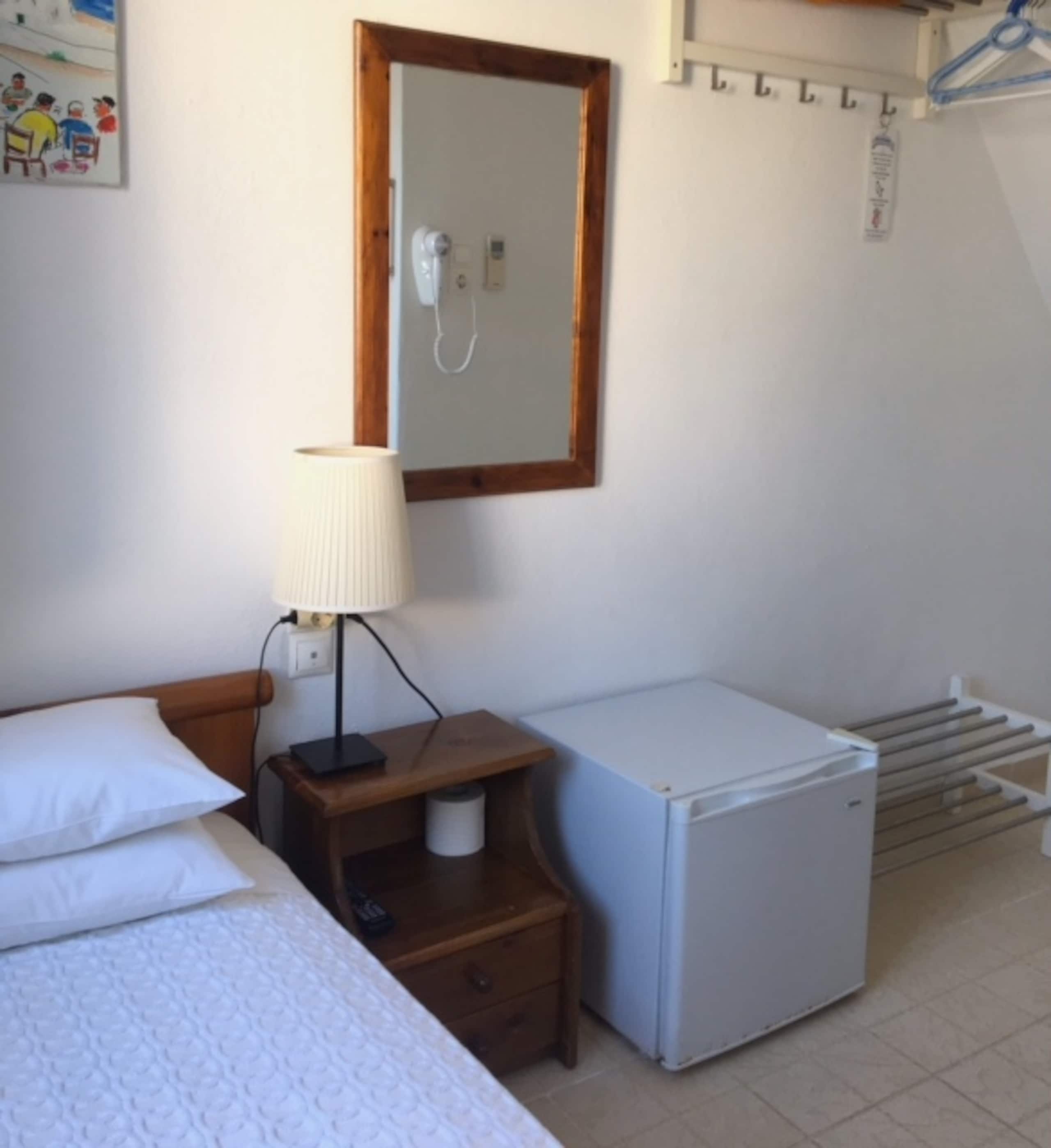 Small single room (tiny bathroom) in Mykonos town — photo 2