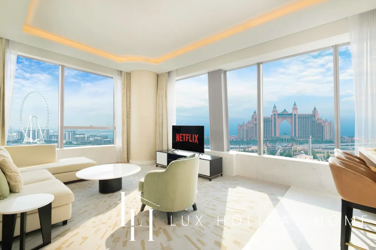 LUX | Iconic Views at The Palm Tower Suite 3