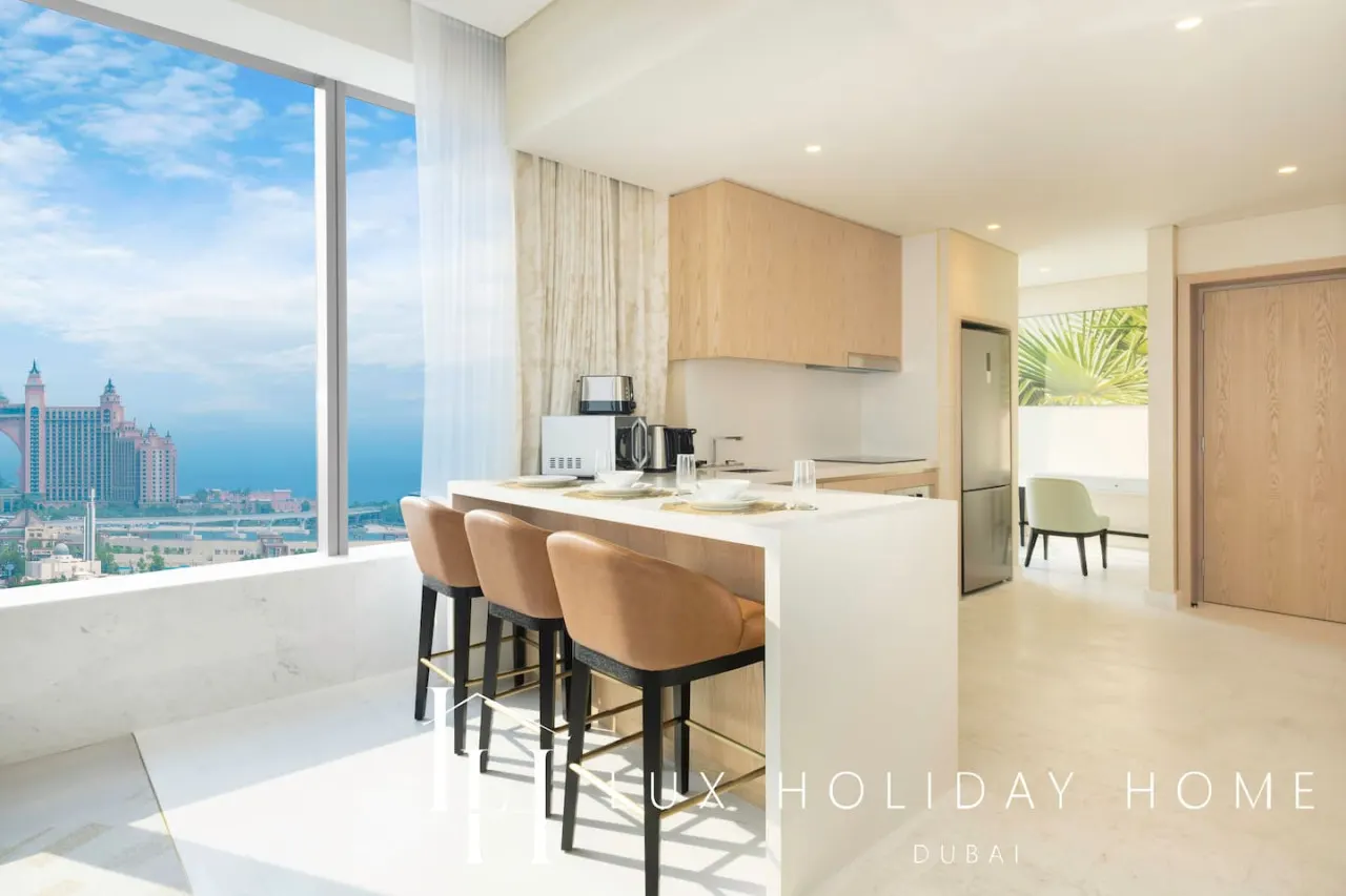 LUX Iconic Views at The Palm Tower Suite 3 10