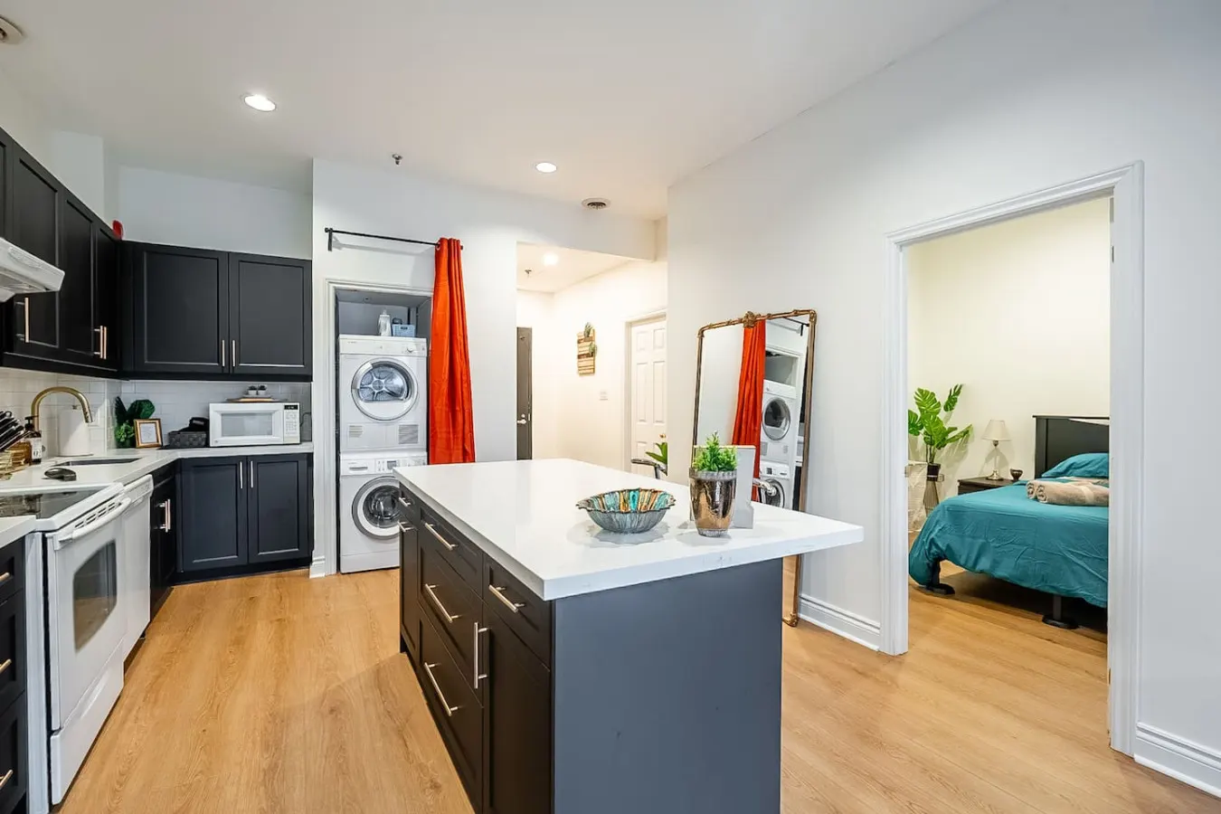 Newly Designed 2BR Condo Prime Area Parking 9