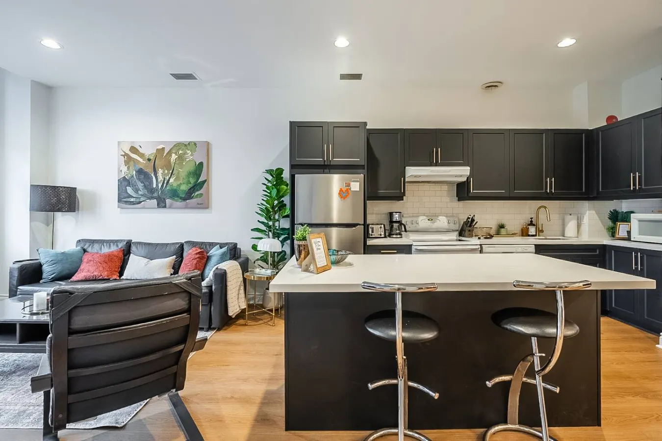 Newly Designed 2BR Condo Prime Area Parking 10